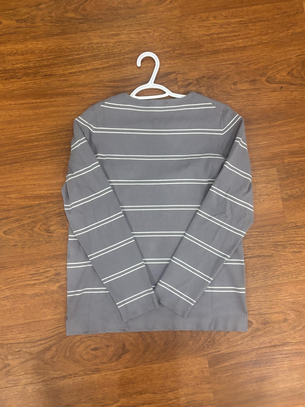 Men's Sweater Subcategory Classification - Picture 2 of 3